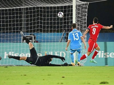 L'attaquant polonais Robert Lewandowski marque son 2e but contre San Marin, lors des éliminatoires de la Coupe du monde 2022 au Qatar, le 5 septembre 2021 à San Marin - Vincenzo PINTO [AFP/Archives]