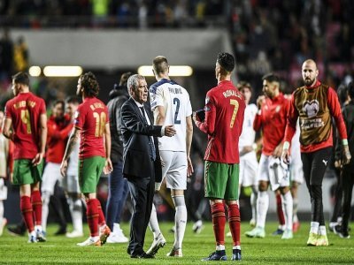 Le sélectionneur portugais Fernando Santos et l'attaquant Cristiano Ronaldo, après la défaite à domicile, 2-1 face à la Serbie, lors des éliminatoires de la Coupe du monde 2022 au Qatar, le 14 novembre 2021 à Lisbonne - PATRICIA DE MELO MOREIRA [AFP/Archives]