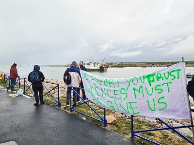 Six bateaux de Cherbourg et Port-en-Bessin ont bloqué la sortie du ferry vers Portsmouth.