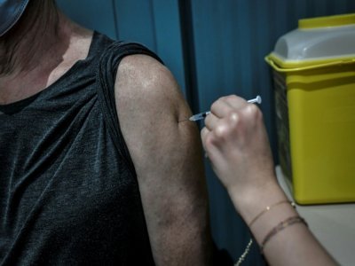 Dans un centre de vaccination contre le Covid-19, le 27 novembre 2021 à Paris - STEPHANE DE SAKUTIN [AFP]