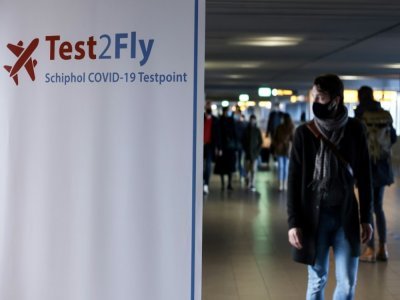 Un panneau indiquant un centre de dépistage Covid à l'aéroport de Schiphol, aux Pays-Bas, le 29 novembre 2021 - Kenzo TRIBOUILLARD [AFP]