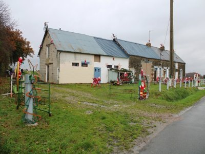 Sur la route départementale 214, il est possible de tomber sur la maison de Michel, décorée avec une soixantaine de pères Noël.