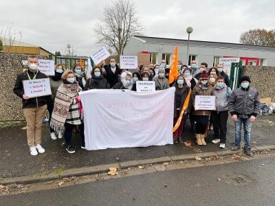 Mobilisation de salariés devant le siège de Normandie Génération, à Flers.