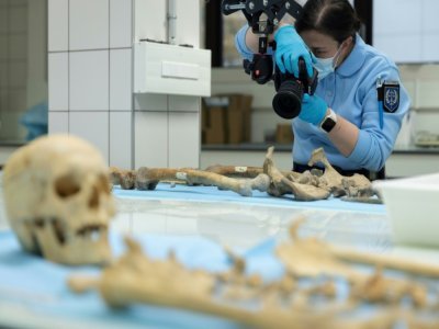 Le lieutenant Gaëlle Placet anthropologue de l'IRCGN examine des ossements humains au Centre judiciaire de la gendarmerie française à Cergy dans le Val-d'Oise, le 22 novembre 2021 - Thomas SAMSON [AFP]