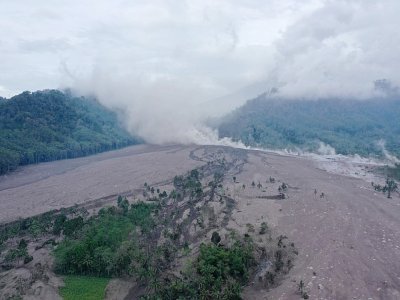 Cette photo aérienne montre le village de Sumberwuluh le 6 décembre 2021, deux jours après l'éruption du volcan Semeru - ADEK BERRY [AFP]