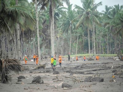 Les secours continuent de rechercher des victimes le 6 décembre 2021 après l'éruption du volcan Semeru, qui a tué au moins 15 personnes - Juni Kriswanto [AFP]