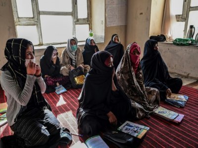 Des lycéennes en classe dans le village de Langar, à une cinquantaine de km de Ghazni, en Afghanistan - Hector RETAMAL [AFP]