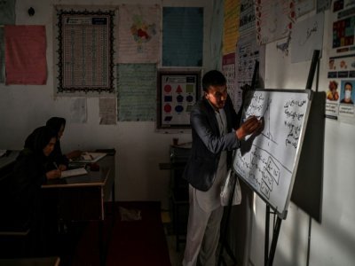 Un professeur dans un lycée du village de Nawabad, à une cinquantaine de km de Ghazni, en Afghanistan, le 14 novembre 2021 - Hector RETAMAL [AFP]