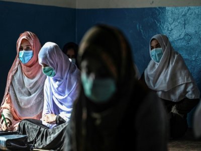 Dans une salle de classe de l'école Noorania, dans la ville de Sharan, en Afghanistan, le 16 novembre 2021 - Hector RETAMAL [AFP]