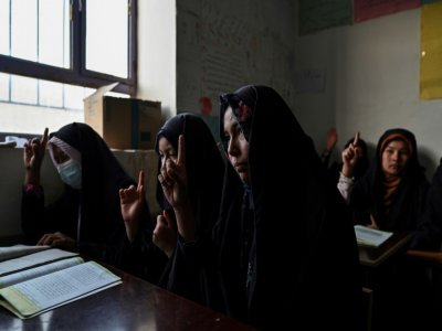 Des lycéennes dans leur salle de classe du village de Nawabad, à une cinquantaine de km de Ghazni, en Afghanistan, le 14 novembre 2021 - Hector RETAMAL [AFP]