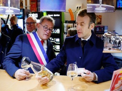Le président Emmanuel Macron (d) en visite à Vierzon, dans le Cher, le 7 décembre 2021, avec le maire de la ville Nicolas Sansu - [AFP]