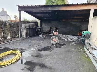 L'incendie a détruit totalement deux véhicules en stationnement sous ce garage ouvert.