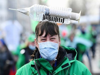 Manifestante contre l'obligation vaccinale pour les soignats bientôt instaurée en Belgique, à Bruxelles le 7 décembre 2021 - JOHN THYS [AFP]