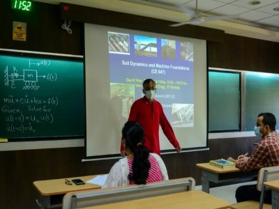 Des étudiants suivent un cours à l'Indian Institute of Technology (IIT) de Bombay, le 6 décembre 2021 - Sujit JAISWAL [AFP]