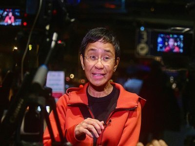 La journaliste philippine Maria Ressa parle aux journalistes à l'aéroport de Manille le 7 décembre 2021, avant son départ pour Oslo où elle reçoit vendredi le prix Nobel de la paix - Maria Tan [AFP]