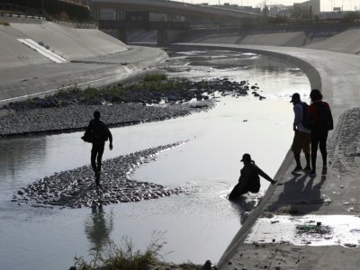 Des migrants franchissent le Rio Bravo à Ciudad Juarez, le 6 décembre 2021 - HERIKA MARTINEZ [AFP]