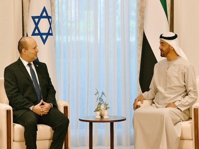 Le Premier ministre israélien Naftali Bennett (g) et le cheikh Mohammed ben Zayed (d), le 12 décembre 2021 à Abou Dhabi - - [GPO/AFP]