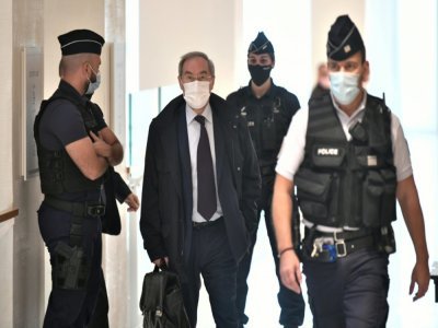 L'ancien ministre de l'Intérieur Claude Guéant arrive au palais de justice de Paris pour le procès des "sondages de l'Elysée", le 18 octobre 2021 - STEPHANE DE SAKUTIN [AFP]