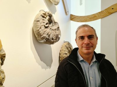 Javier Párraga a été chargé de classer les quelque 70 000 pièces de la collection de paléontologie et d'en sélectionner 300 pour l'exposition.