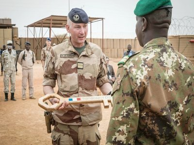 L'armée française remet symboliquement les clés du camp de Tombouctou à l'armée malienne, le 14 décembre 2021 - FLORENT VERGNES [AFP]