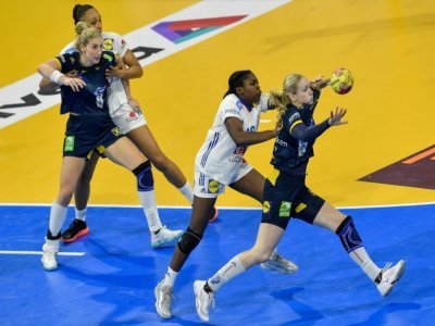 L'arrière centre française Grâce Zaadi Deuna défend face à la Suédoise Linn Blohm,  lors de leur quart de finale du Mondial-2021, le 15 décembre 2021 à Granollers (Espagne) - Pau BARRENA [AFP]