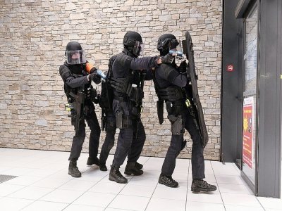 L'exercice antiterroriste s'est déroulé mercredi 15 décembre, au centre E.Leclerc de Valognes. - Gendarmerie de la Manche