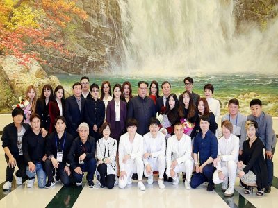 Kim Jong Un et son épouse Ri Sol Ju posent avec des responsables et des musiciens sud-coréens après un rare concert à Pyongyang, le 1er avril 2018 - STR [KCNA VIA KNS/AFP/Archives]