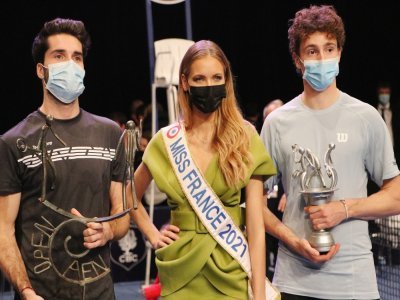 Jules Marie (à gauche) a reçu son trophée des mains d'Amandine Petit, Miss France 2021. Il a battu Ugo Humbert. - Léa Quinio