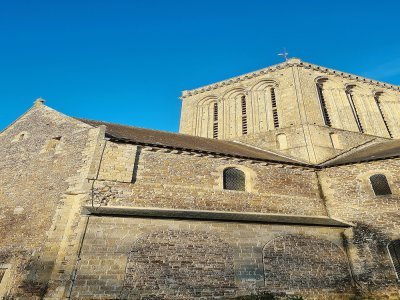 Le transept sud date du XIIe siècle, il abrite les grandes orgues de l'abbatiale et sa toiture laisse entrevoir des failles.