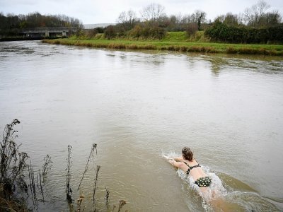 Susan Moate nage dans la rivière Ouse à Lewes, dans le sud de l'Angleterre, le 6 décembre 2021 - Daniel LEAL [AFP/Archives]