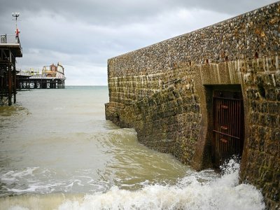 Un débordement d'égout près de la jetée de Brighton, le 6 décembre 2021 au Royaume-Uni - Daniel LEAL [AFP]