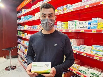Benoît Tirard, salarié de la "Grande pharmacie de Caen" rue Saint-Pierre ne s'attendait pas à autant de demandes d'autotests avant les fêtes.