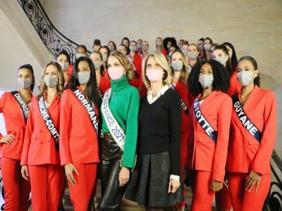 Les 29 candidates ont posé avec la Caennaise Amandine Petit et Sylvie Tellier, directrice générale de la société Miss France à l'hôtel de Ville de Caen.