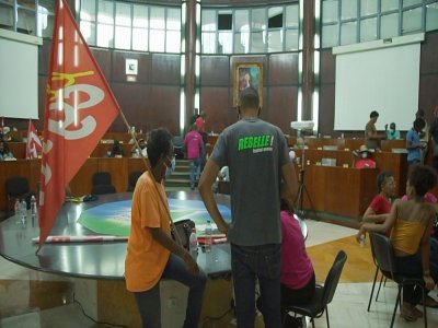 Capture d'image tirée d'une vidéo de l'AFPTV montrant des manifestants au sein de l'hémicycle du Conseil régional de la Guadeloupe, le 23 décembre 2021 - Benedicte JOURDIER [AFP]