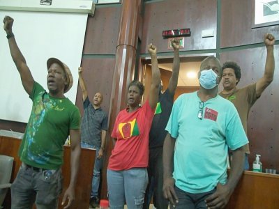 Capture d'image tirée d'une vidéo de l'AFPTV montrant des personnes en train de manifester en pleine séance du Conseil régional de la Guadeloupe, le 23 décembre 2021 - Benedicte JOURDIER [AFP]