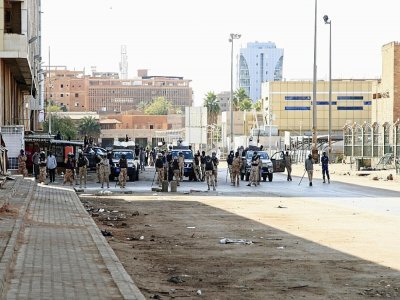 Les forces de sécurité bloquent une rue lors d'une manifestation à Khartoum, le 19 décembre 2021 au Soudan - - [AFP/Archives]