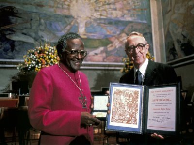 L'archevêque anglican sud-africain Mgr Desmond Tutu (g) reçoit le prix Nobel de la Paix du président du comité Nobel, Egil Aarvik, le 10 décembre 1984 à Oslo, en Norvège - - [AFP/Archives]