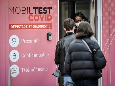 File d'attente à Paris devant une unité de dépistage du Covid-19, le 23 décembre 2021 - STEPHANE DE SAKUTIN [AFP]