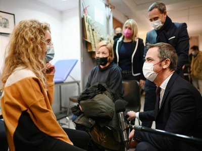 Le ministre de la Santé Olivier Véran, accompagné du secrétaire d'Etat chargé de l'Enfance Adrien Taquet, dans un centre de vaccination du 5e arrondissement de Paris, le 23 décembre 2021 - Eliot BLONDET [POOL/AFP]