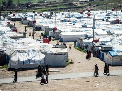 Des femmes et enfants au milieu des tentes du camp de Roj, dans le nord-est de la Syrie, le 28 mars 2021 - Delil SOULEIMAN [AFP/Archives]