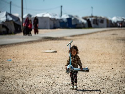 Un enfant devant les tentes du camp de Roj, dans le nord-est de la Syrie, le 28 mars 2021 - Delil SOULEIMAN [AFP/Archives]