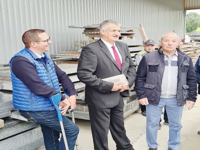 Jean Lassalle durant la visite de la menuiserie-marbrerie Mousset le 1er octobre. - Eric Mas