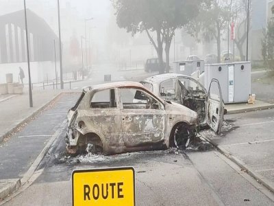 Des voitures ont été incendiées dans le quartier de Perseigne à Alençon dans la nuit du mardi 26 au mercredi 27 octobre. - Eric Mas