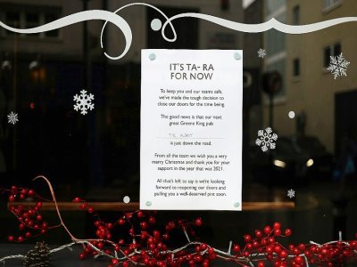 Un message sur une vitrine de pub à Londres informe ses clients qu'il restera fermé pour cause de Covid-19, le 29 décembre 2021 - Hollie Adams [AFP]