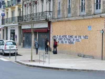 "Ni oubli, ni pardon", est-il inscrit sur le mur situé rue Saint-Blaise à Alençon.