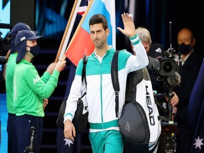 Le Serbe Novak Djokovic salue les supporters à son arrivée sur le court avant la finale de l'Open d'Australie contre le Russe Daniil Medvedev, le 21 février 2021 à Melbourne - David Gray [AFP/Archives]