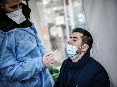 Un patient se fait tester au Covid-19, à Paris, le 23 décembre 2021 - STEPHANE DE SAKUTIN [AFP/Archives]