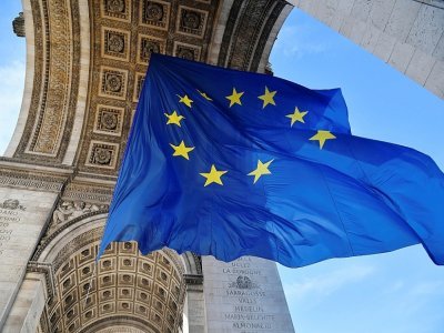 Le drapeau européen, le 1er janvier 2022, sous l'Arc de Triomphe à Paris, pour célébrer le début de la présidence française de l'UE. - Alain JOCARD [AFP/Archives]