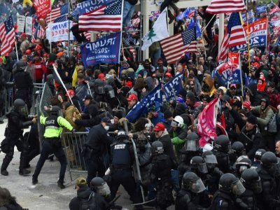 Des partisans de Donald Trump affrontant les forces de l'ordre le 6 janvier 2021 au Capitole, siège du Congrès américain, à Washington - ROBERTO SCHMIDT [AFP/Archives]