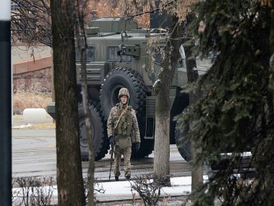 Une patrouille dans les rues d'Almaty le 8 janvier 2022 - Alexandr BOGDANOV [AFP]